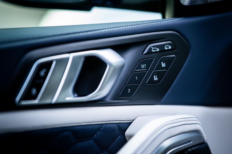 Детали интерьера BMW X6 M Competition (F86) 2019 года  (NA) (фото 14 из 17)